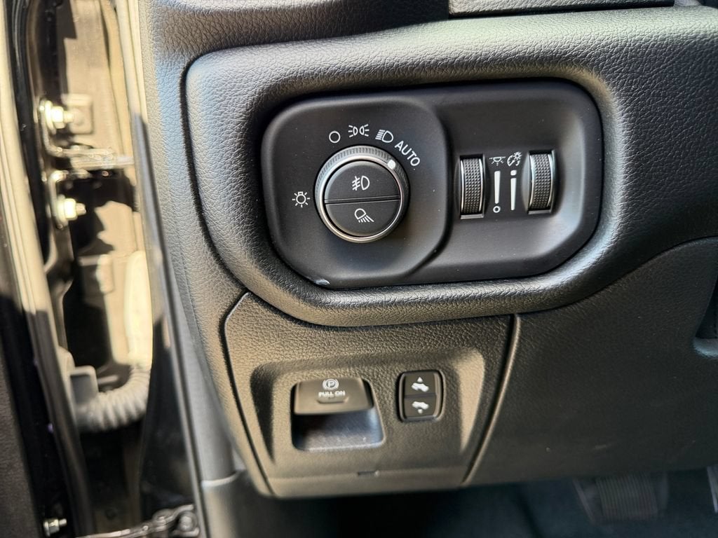 2022 RAM 1500 Laramie Crew Cab 4x4 5'7" Box