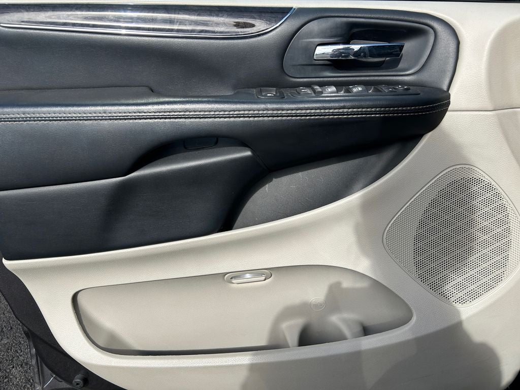 2016 Chrysler Town & Country Touring