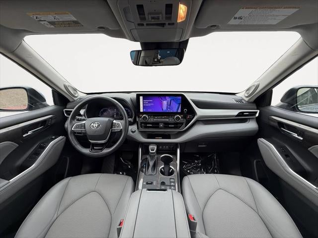 2023 Toyota Highlander Hybrid Platinum