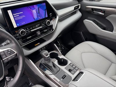 2023 Toyota Highlander Hybrid Platinum