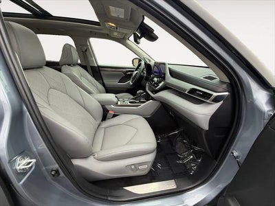 2023 Toyota Highlander Hybrid Platinum