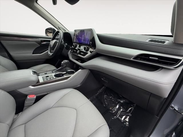 2023 Toyota Highlander Hybrid Platinum