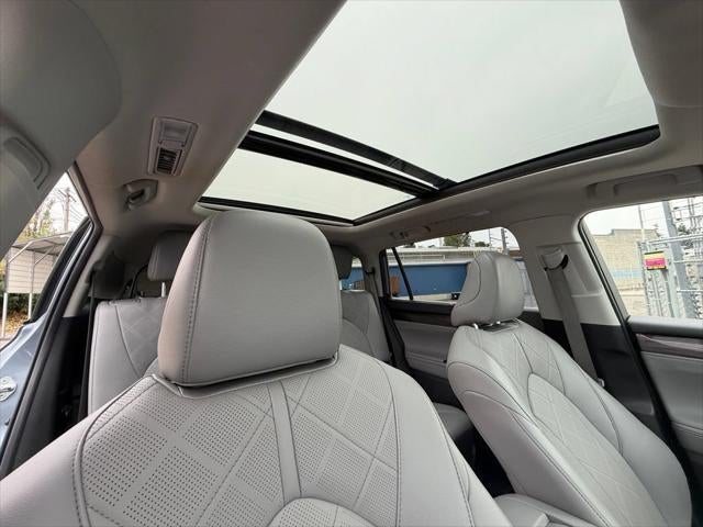 2023 Toyota Highlander Hybrid Platinum